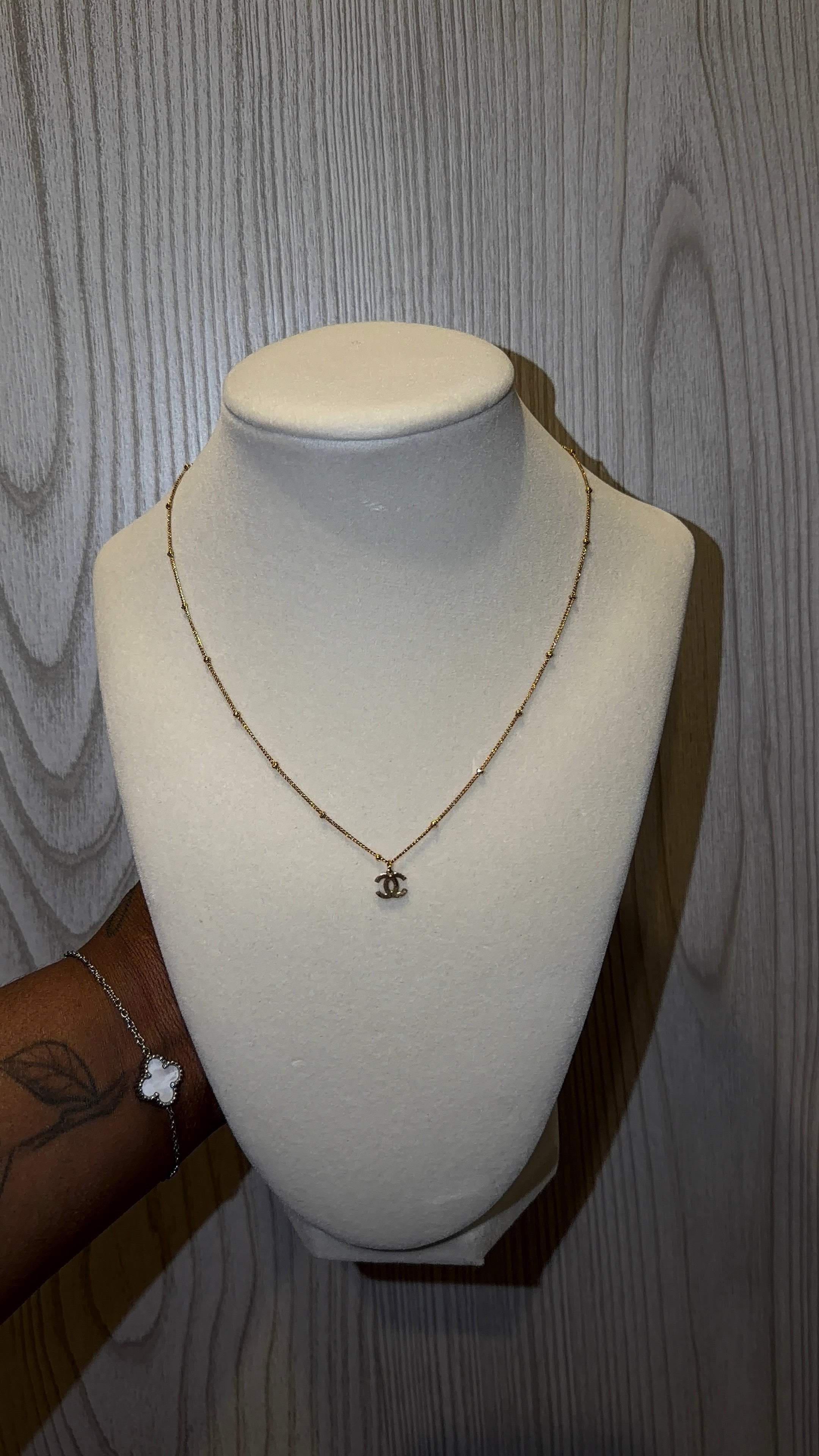 DAINTY C NECKLACE